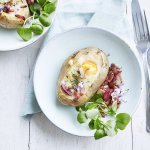 Pommes de terre en chemise farcies à l'œuf, au fromage et aux lardons