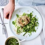 Boulettes farcies au fromage et au pesto, salade d’orge verte et crème de petits pois 