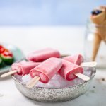 Glaces au yaourt, fraises et groseilles