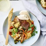 Houmous végétarien aux légumes grillés et pains pita grillés