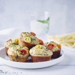 Muffins salés au chou frisé, tomates et fromage 