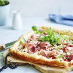 Tarte salée au jambon séché et groseilles à maquereau