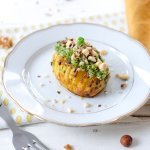 Pommes de terre Hasselback, pesto vert, parmesan et crumble de noix