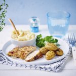 Pommes de terre hasselback au poulet, mousse de pomme et panais