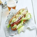 Hotdog à la saucisse de poulet et salade de chou blanc