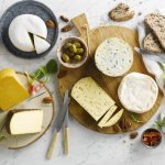 Plateau de fromage avec une note salée et méditerranéenne