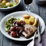 Foie de veau, bacon et sauce au vin rouge