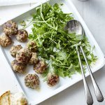 Boulettes de viande parfumées et salade aux herbes