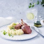 Carré d’agneau, sauce à la menthe et purée de céleri-rave