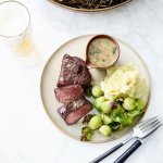 Onglet au foin, choux de Bruxelles grillés et sauce à la bière