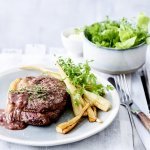 Steak, sauce à l’échalote et frites de panais