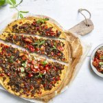 Pizza à la viande hachée épicée, houmous et salsa de tomates