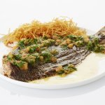 Pladijs, gebakken op de graat, met een fondue van tomaat en groene kruiden