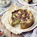 Quiche avec plie, herbes et petits pois