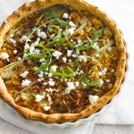 Quiche aux chicons, miel, feta et roquette