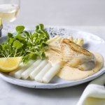 Roggefilet met witte asperges, mousselinesaus en waterkers