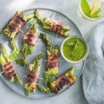 Roulades de lard aux asperges et Berloumi, pesto de persil