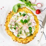 Pizza rösti avec crème épaisse, flétan fumé et radis