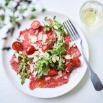 Carpaccio de bœuf aux tomates cerises, roquette et parmesan