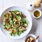 Salade chaude au poulet, chicon cuit et dressing noisette-orange