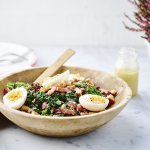 Salade de chou vert aux œufs et aux lardons