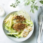 Salade fraîche, escalope et vinaigrette au lait battu