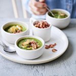 Soupe de salade et crevettes grises