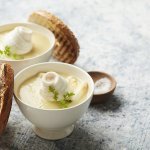 Soupe d’asperges à la plie et bagel grillé