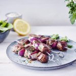 Brochette d’agneau et mayonnaise aux herbes 