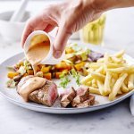 Steak-frites à la sauce Choron et salade d’automne