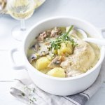 Ragoût de poulet aux champignons et pommes de terre 