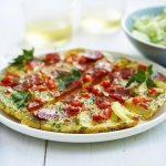 Tortilla aux oignons, poivrons, persil et chorizo 