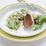 Mignonnette de porc et salade de concombre aux graines de fenouil et yaourt
