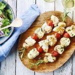Brochette de loup de mer, tomates et champignons et salade de chou croquante