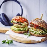 Burger de poisson aux légumes grillés