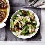 Salade de chou-fleur grillé et poulet au citron en croûte de noisettes