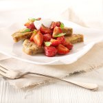 Pain perdu complet aux fraises marinées