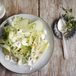 Salade de chicons à la poire et pignons de pin