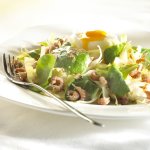 Salade de chicons, œuf mollet et crevettes grises