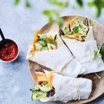 Wrap au poulet et aux légumes et dip de tomate relevé