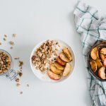 Yaourt, granola et pommes cuites