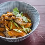 Wok aigre-doux à la dinde, carottes et jeunes oignons