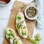 Pain au levain, poire, avocat, fromage à la crème et crumble de graines