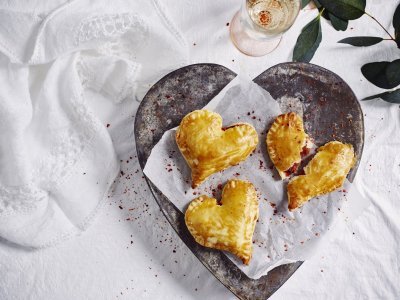 Empanadas met geitenkaas en rode biet Empanadas gemaakt in hartjesvorm liggen op een bordje te schitteren. Met dit hapje scoor je sowieso bij je geliefde.
