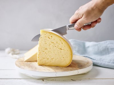Halfharde kaas aansnijden Halfharde kaas aansnijden
