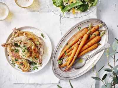 Konijnenbouten met gremolata, wortelen en parelcouscous Hedendaags recept met konijn? Check. De bouten worden gepresenteerd met gegrilde wortellen uit de oven en een parelcouscoussalade die rijk is aangevuld met groenten.