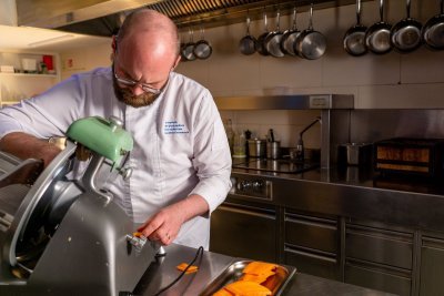 chef Vilhjalmur in de keuken chef Vilhjalmur in de keuken