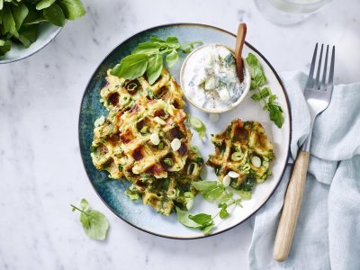 Gaufres de pommes de terre et de légumes au tzatziki