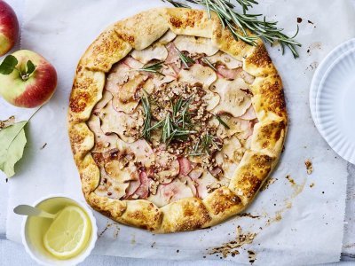 Galette aux pommes, romarin et confiture de rhubarbe