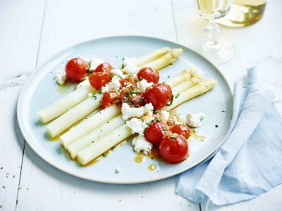 Asperges et salsa de tomates cerises